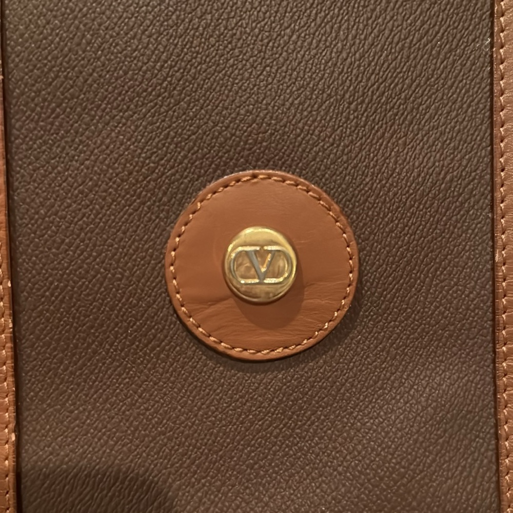 VALENTINO TRAVEL BAG IN CHOC & TAN W. GOLD ACCENTS & ROLLED LEATHER HANDLES - Picture 2 of 10